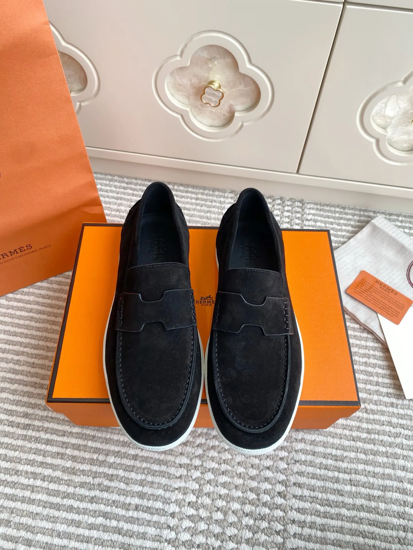 p560✨Hermes Couple Loafers｜Walking in the urban high-end, easily wearing Hermès temperament✨Who says luxury and comfort can’t have both?  This pair of H’s classic loafers really does it!  ▪️"Customized imported Yangjing fabric" is soft and delicate ▪️"Full sheepskin lining" + "soft-soled shoes" design. Your feet will be healed the moment you put them on~ It's like stepping on clouds☁️You won't feel tired after walking all day!  The iconic "H" buckle is low-key and luxurious. It is matched with a rubber outsole. It is lightweight and stylish. Whether you are commuting or shopping, you can easily achieve casual urban style🏙 Can be worn by couples. Full range of sizes, girls 35-41 | boys 39-45. Wear them together when going out. Sweet and high-end💑 Original mold opening. Details are in place. Those who understand will be attracted at a glance ️❤️ #Hermès loafers #coupleshoes #lightweight and versatile shoes